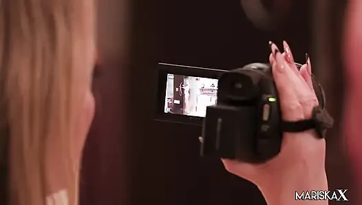 Empat wanita cantik lesbian turun dan mesum kompilasi