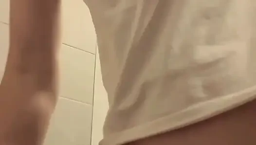 Aku menelan kencingku!