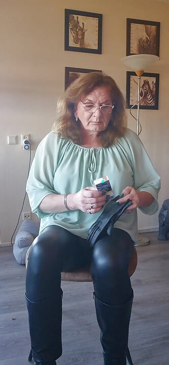 Nyder en cigaret og asker i munden