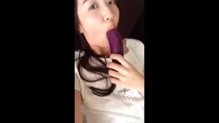 Menina asiática grava se masturbando com vegetais