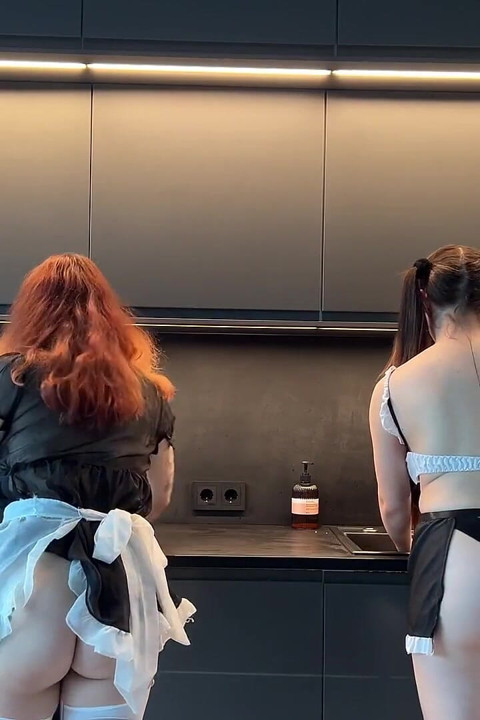 De Baas Betrapte Ons Tijdens Het Neuken Op De Keukentafel.