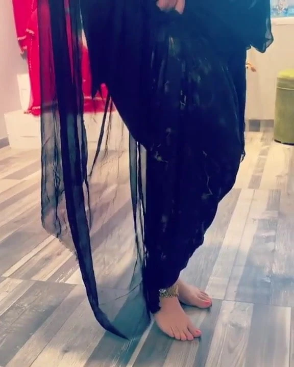Jasmine Sandlas сексуально двигается