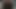 Ein Typ nimmt sich einen Moment zeit zur Selbstbespiegelung in seinem schlafzimmer.