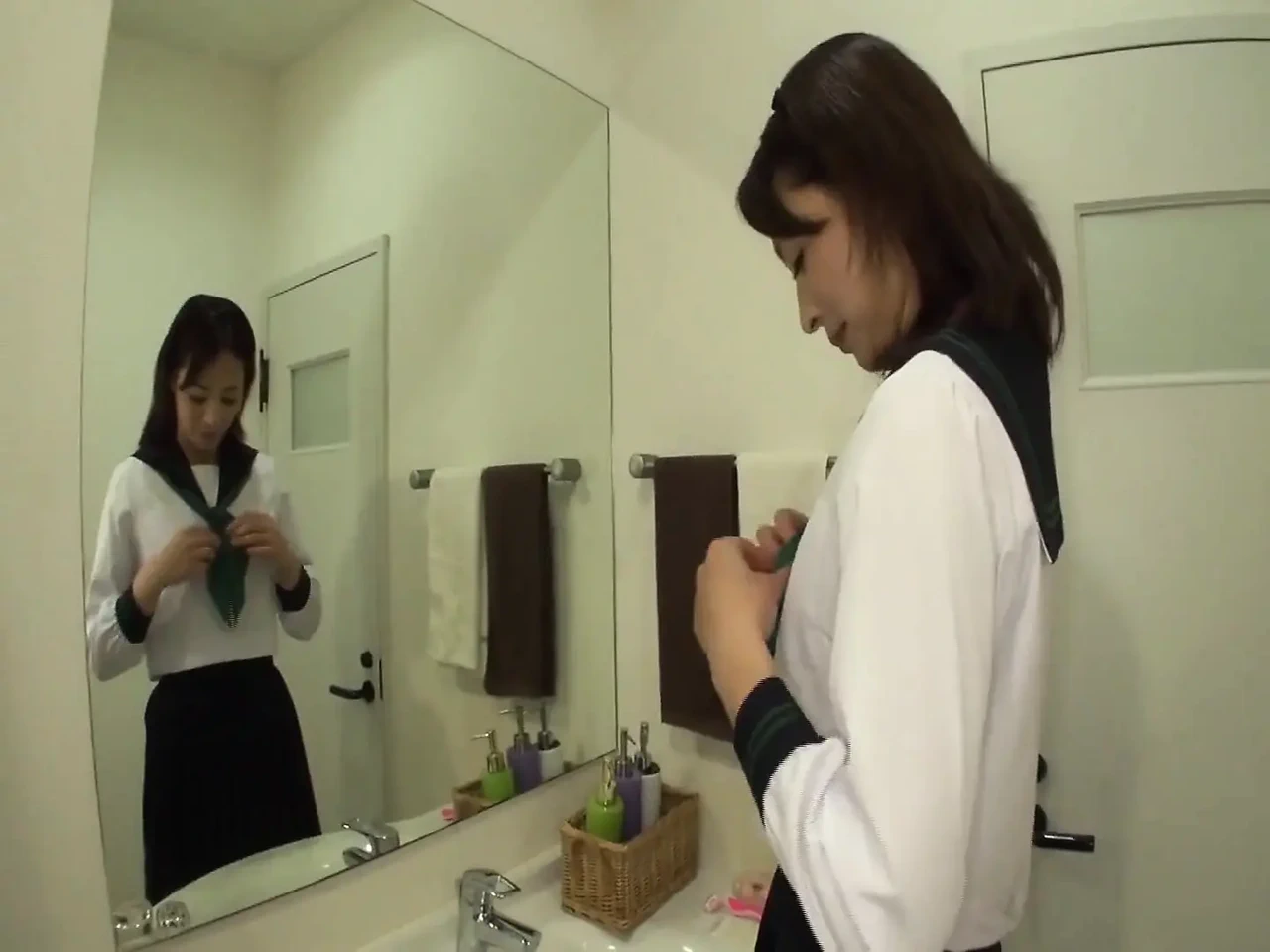 成熟的妻子Sue穿着大胆的服装和深度激烈和暴露的遭遇发现快感