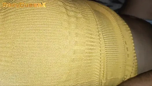 Adik tiriku yang masih 18 tahun minta aku pinjam uangnya, dan aku mengambil keuntungan darinya