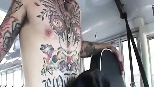 Sesi fingering dan jilat sempit si cewek hot rambut cokelat bertato