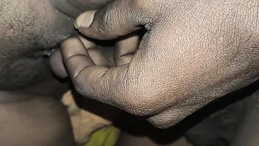 Schwarzes land in seine enge muschi eingeführt