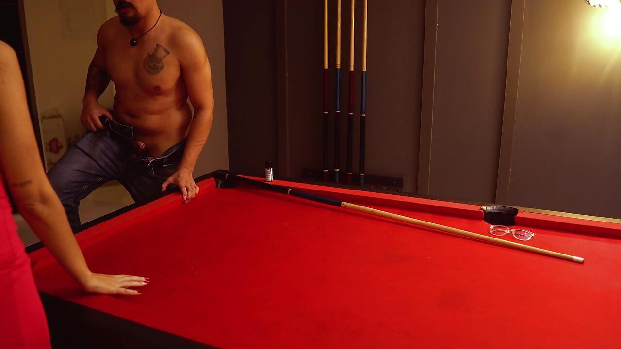 Podchodzi do mnie dziwka, gdy gram w bilard, i od razu się pieprzymy