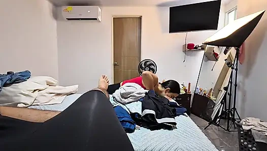 Зрелая горничная ездит на члене 18-летнего парня после того, как продолжала дразнить его во время уборки