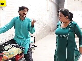 インド人自転車に乗る、非常に熱いお尻の女性
