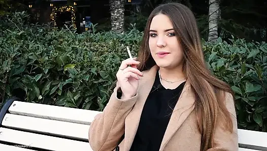 Gadis Rusia Lagi Asik Istirahat Makan Siang Sambil Merokok 3 Cigs Berturut-turut
