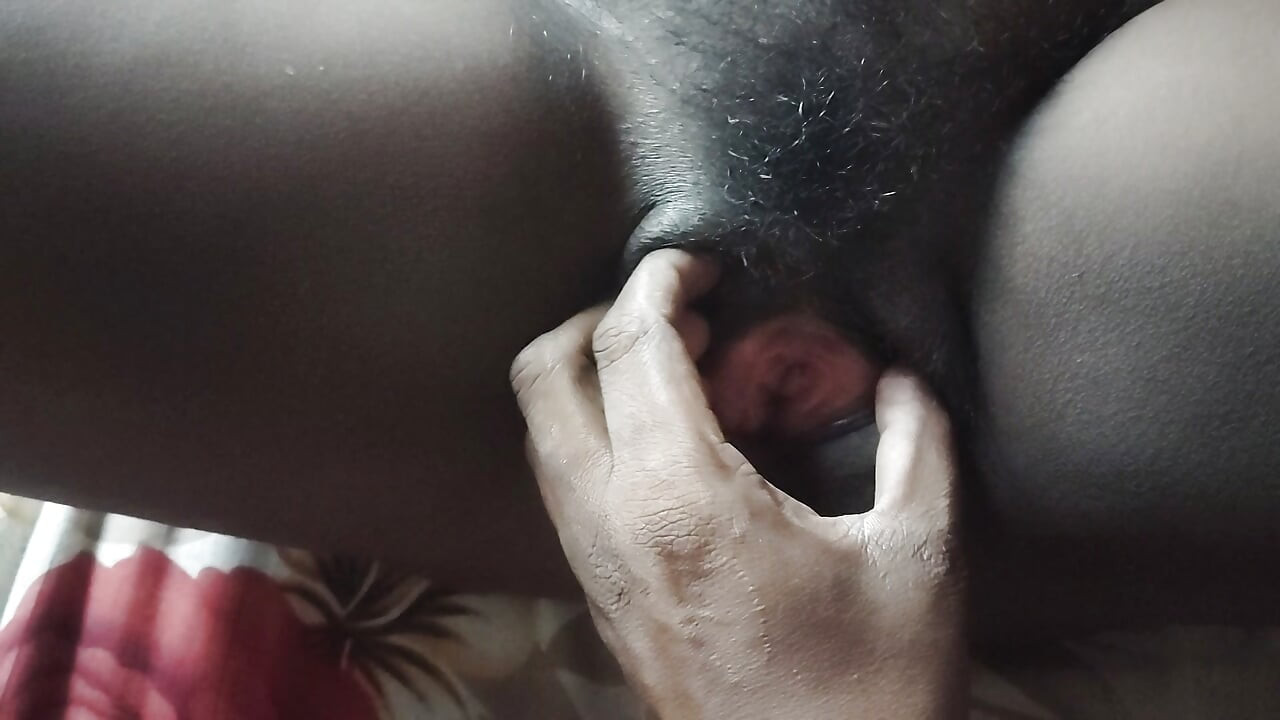 Apni bhabhi ko maine chut phailakar chut me ungli kiya