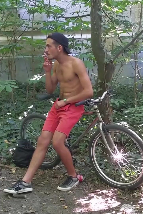 Bisiklette theo jerk-off