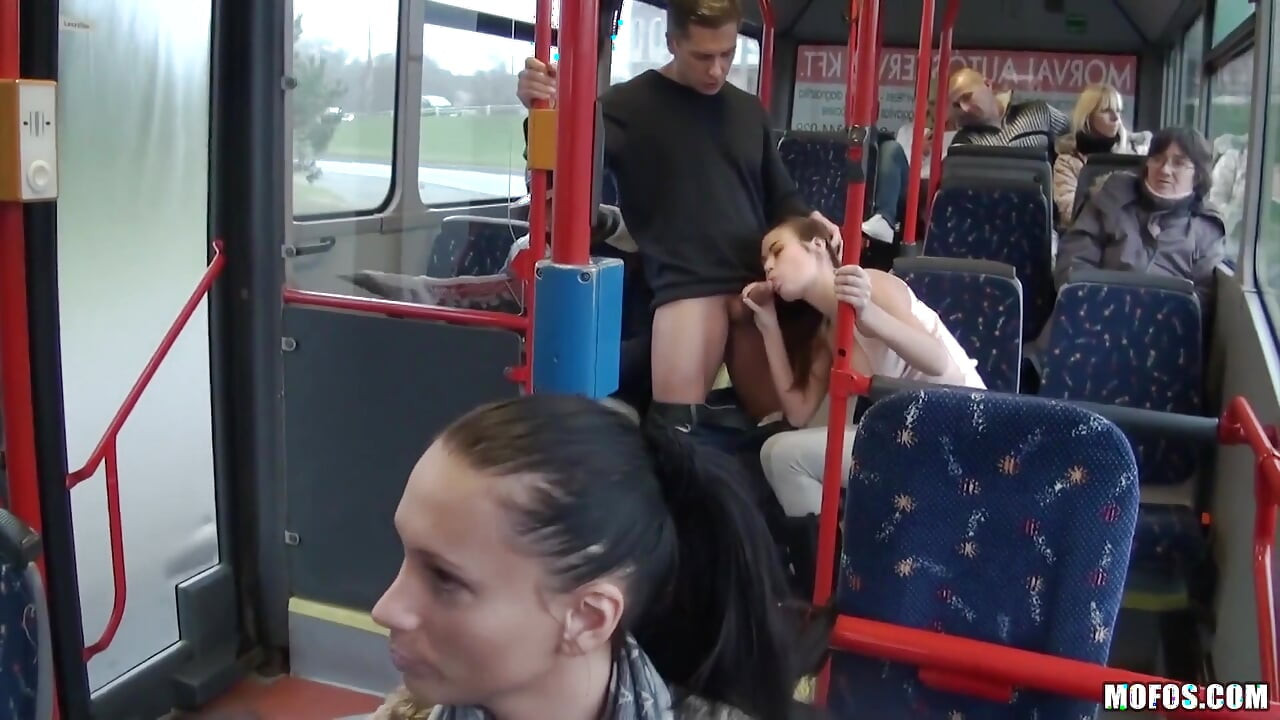 B sides - Bonnie Shai foi pega fazendo sexo em público em imagens de ônibus da cidade