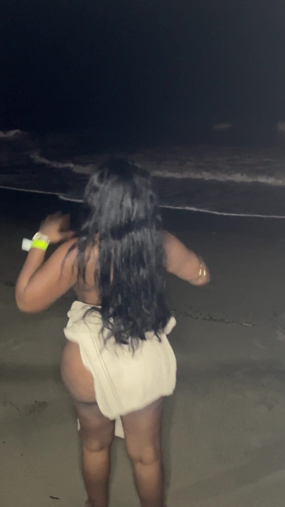 義理の妹が私を誘惑し、ビーチでディープスロートフェラチオをしてくれました | クリップ 1