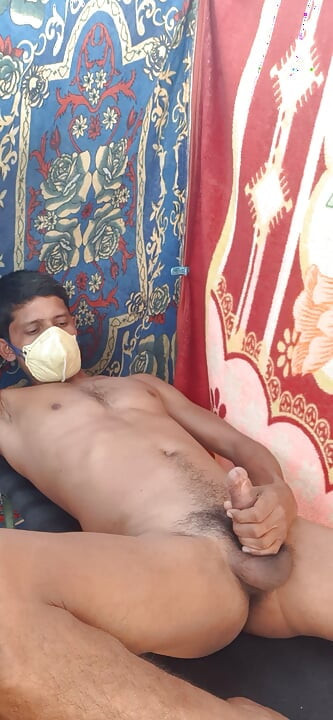 Yumuşak yarak siyah elle muamele desi adam sikişiyor