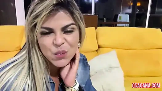 Cewek itu nggulung dan dudukin kontol besar dengan nikmat