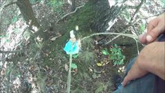 Orinando juntas en una muñeca Barbie en el bosque