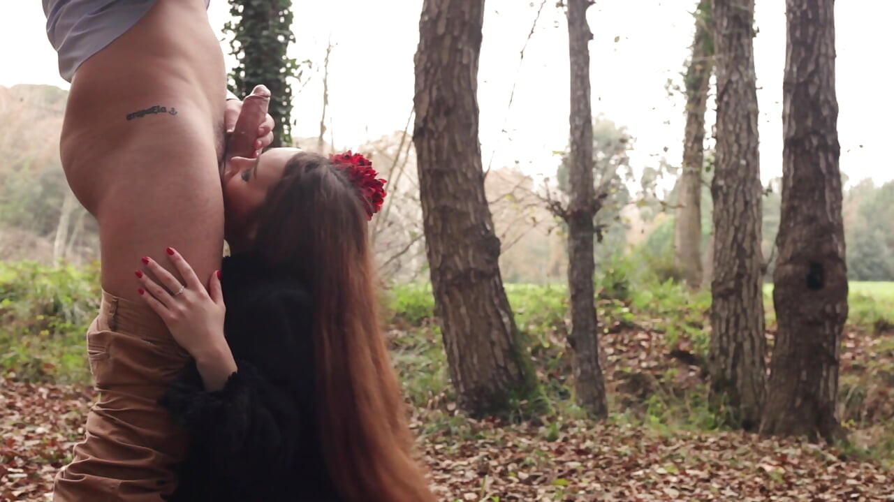 Polka stippenrok babe hard geneukt in het bos