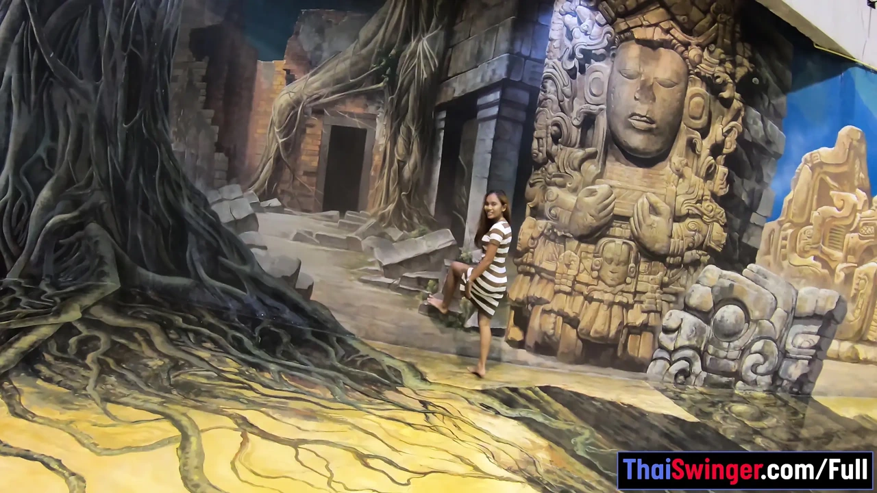与大屁股泰国女友的艺术博物馆参观让她变得饥渴