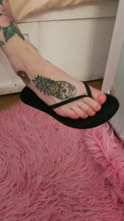 Foot fetish - amateur foot tease flip flop dangle