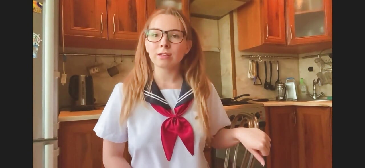 Giovane bellezza in uniforme universitaria giapponese si masturba in cucina e chatta con te