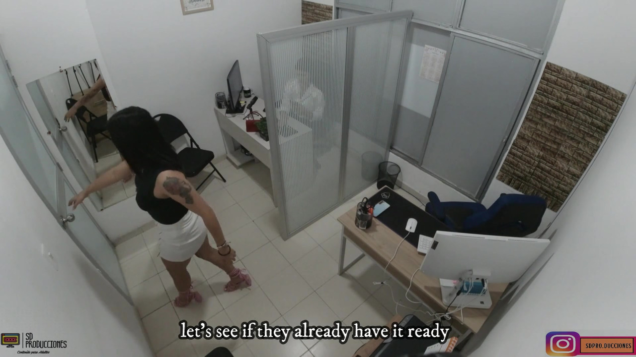 为了减轻压力，我给了我的同事在她的大阴户上几个很好的吻 - 西班牙语色情