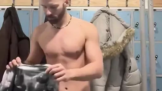 Spor salonunda soyunma odasında diğerlerinin önünde sert olmak için dikizlendim