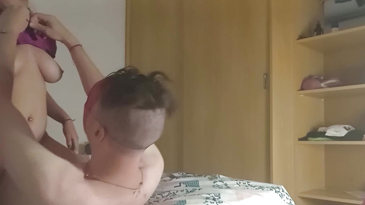 Pasierbica W Seksownych Białych Majtkach Z Tyłkiem Jedzie Na Kutacie Ojczyma Jedzie Bogata I Pyszna, Tata Się Zakochał