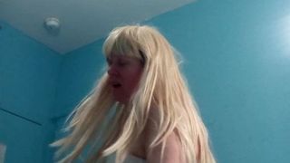 Brenda Justice, sexy Blondine, singt ein Lied