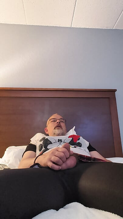 Aniversário se masturbando na roupa da esposa
