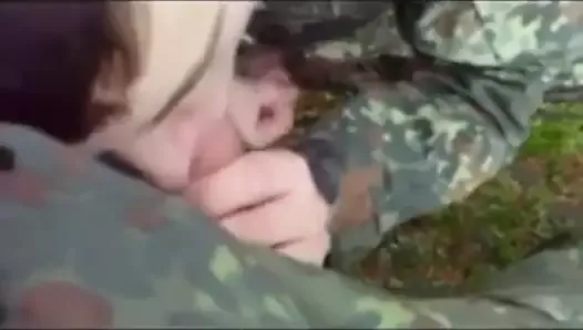 Niemiecki żołnierz pije cum w reż