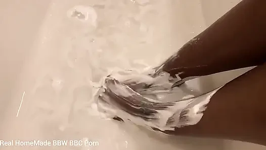 In der badewanne reiben und meine füße waschen