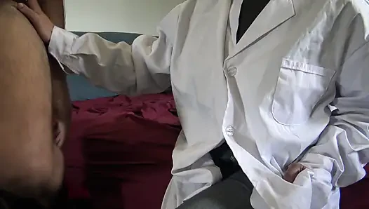 Çok kıllı yaraklı yaşlı adam sapık hemşire tarafından dokunuyor
