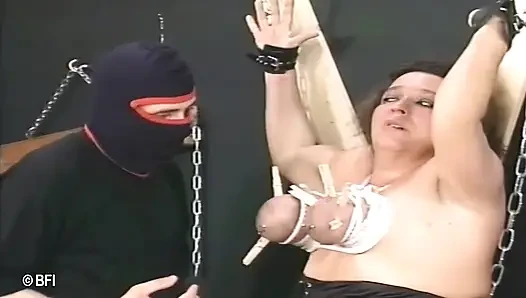 Maskierte dom hat spaß mit seinen versauten subs