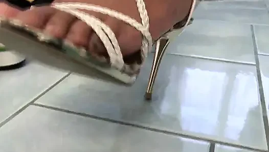 Cewek nakal kulit hitam lagi asik muasin memeknya sendirian di kamar mandi