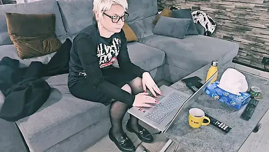 Мне пришлось выбирать между работой или дилдом для своей зрелой MILF киски