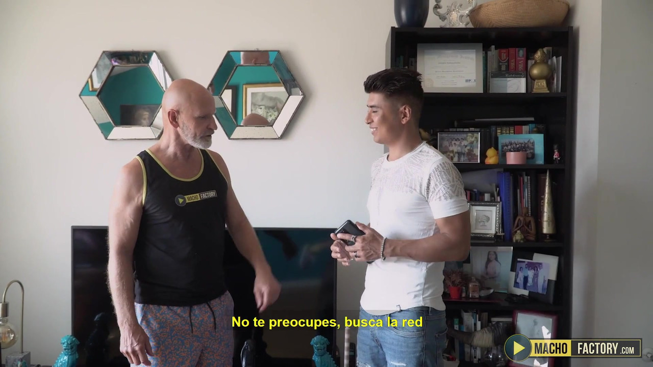 超级性感的爸爸benedictus得到一个大玩具和大鸡巴插他紧致的屁股