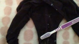 Éjaculation sur une culotte sale et une brosse à dents