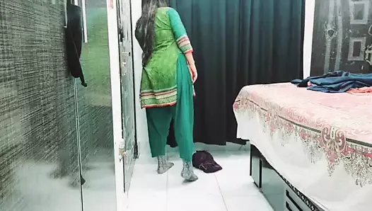 Une bite s'exhibe devant une vraie soubrette, une soubrette pakistanaise très sexy