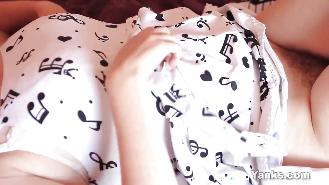 Sexy Aeryn plays with a Hitachi