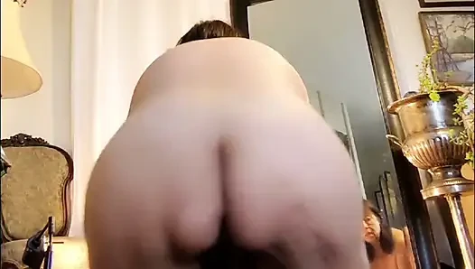 Joget bareng aku dong! Tante seksi ini pengen dientot sama pasangannya!
