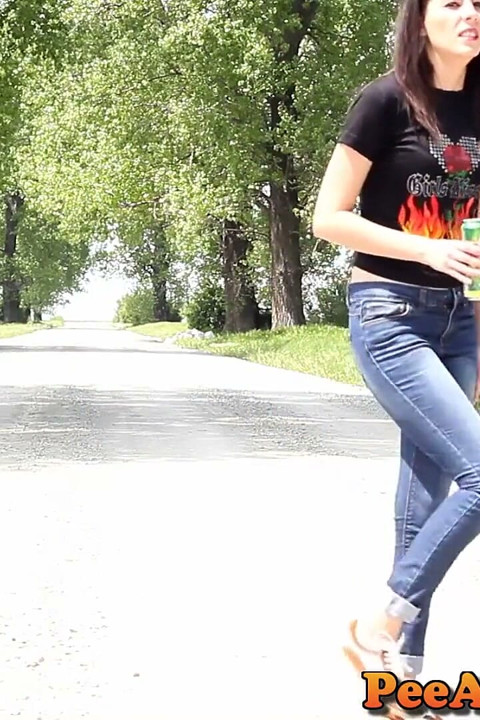 Membasahi seluar jeans saya di jalan kotoran