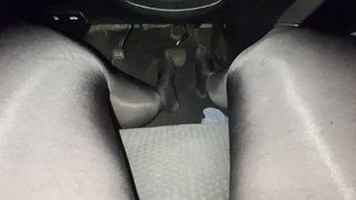 Auto en zwarte panty stroomden allebei uit het pedaal