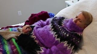 Sweter Fetysz Mohair i Angora. W polarowym swetrze łóżko z kilkoma moimi swetrami fetysz dla trochę zabawy.