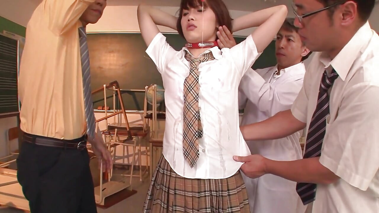 Ragazza asiatica scopa insegnante dopo le lezioni