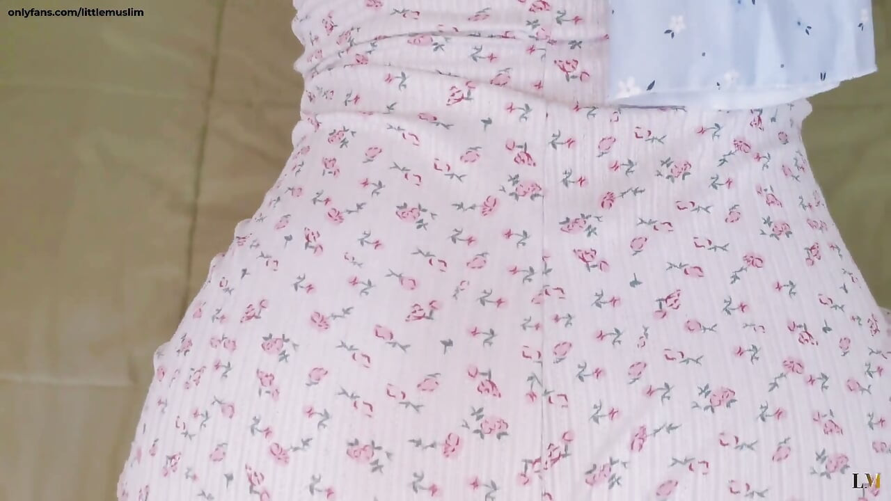 dekhne ka bindu: maleshiyaee hijaabi larki janpsoot men aapko chidha rahi hai