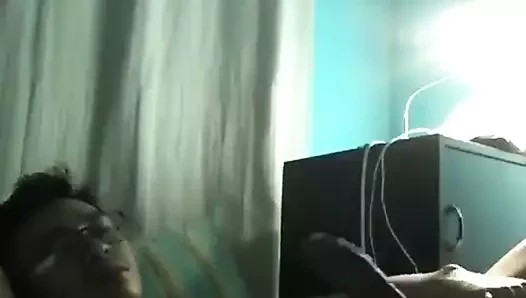 Yakışıklı Asyalı yatakta mastürbasyon yapıyor, yüzünde büyük yük (2'01'')