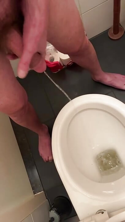 おしっこをしながらチンコや玉を弄る