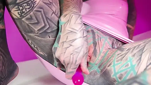 Gadis bertato pantat sendiri - masturbasi anal tanpa kondektur